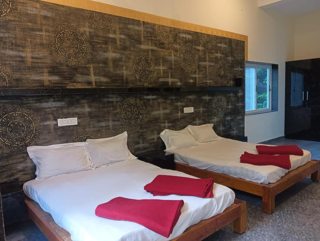 Postel nebo postele na pokoji v ubytování Adventure Inn Dandeli