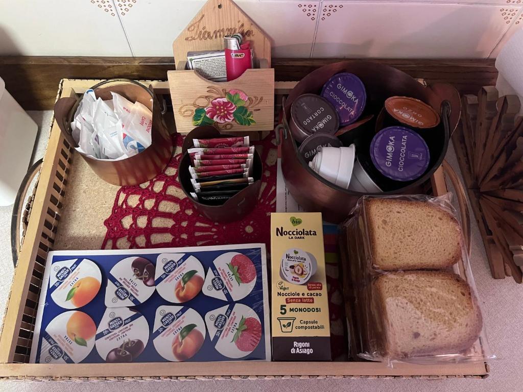 eine Schachtel mit Brot und anderen Lebensmitteln in der Unterkunft Il Rifugio del Brunone in Valda