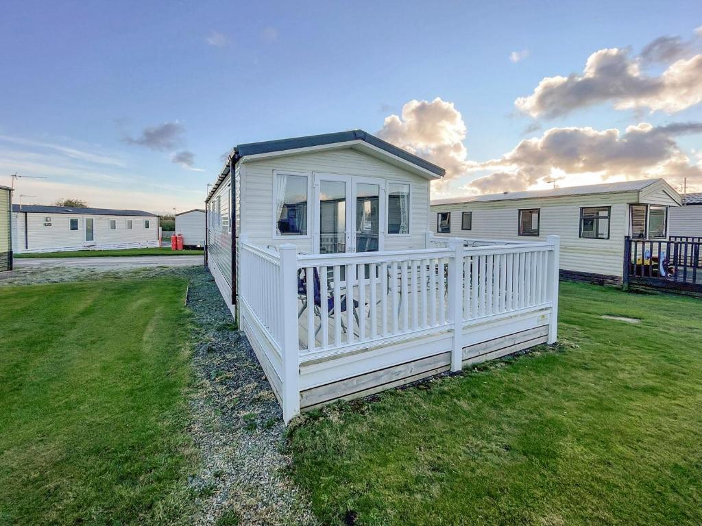 een wit huis met een wit hek in een tuin bij Edith Rose in Middleton