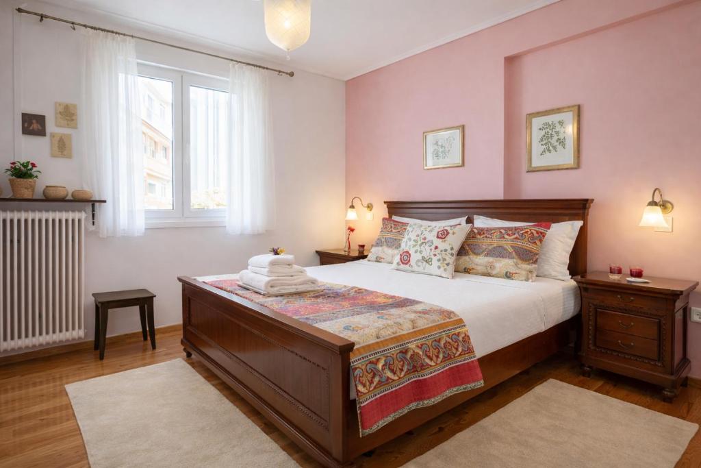 Giường trong phòng chung tại Elegant Breakfast included Two-Bedroom Residence- Athens- 300Mbps Internet - 10 min to Acropolis