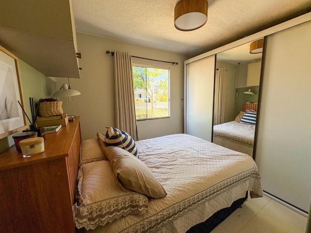 een slaapkamer met een bed en een grote spiegel bij Jardins Mangueiral in Brasilia
