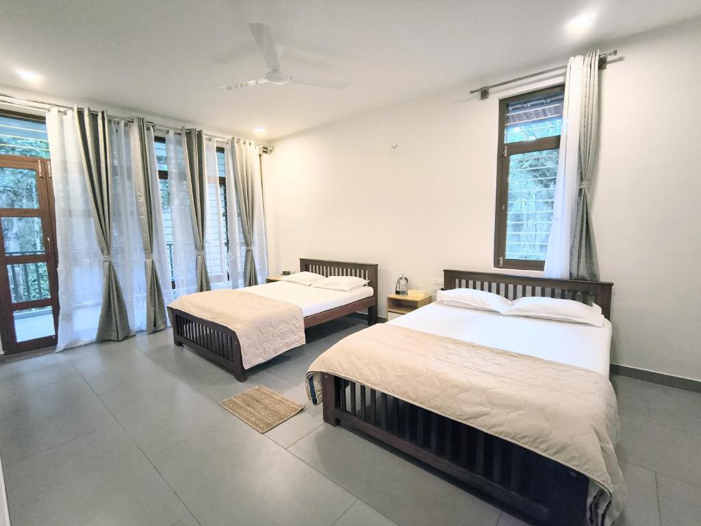 En eller flere senge i et værelse på Iggu Holiday Home