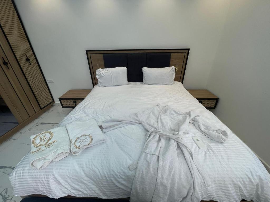 Postel nebo postele na pokoji v ubytování Vill maxx royal أريحا