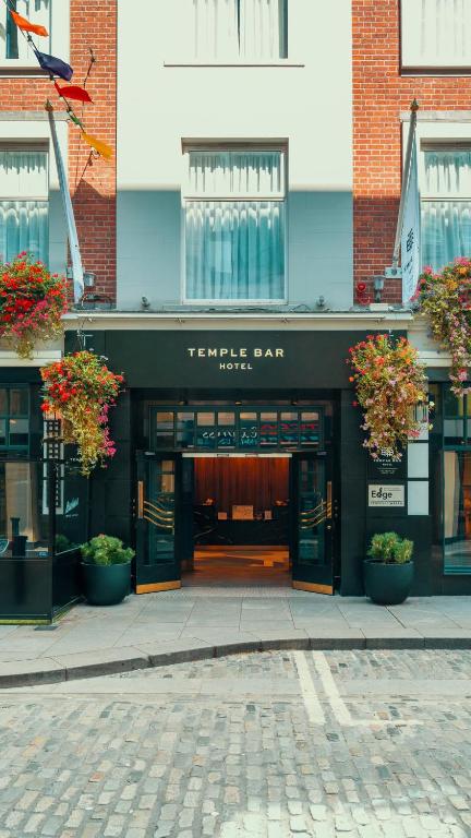 都柏林Temple Bar Hotel Dublin by The Unlimited Collection的建筑物内露台酒吧的入口
