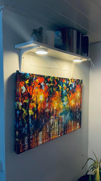 un dipinto appeso a un muro di Solgården a Falkenberg