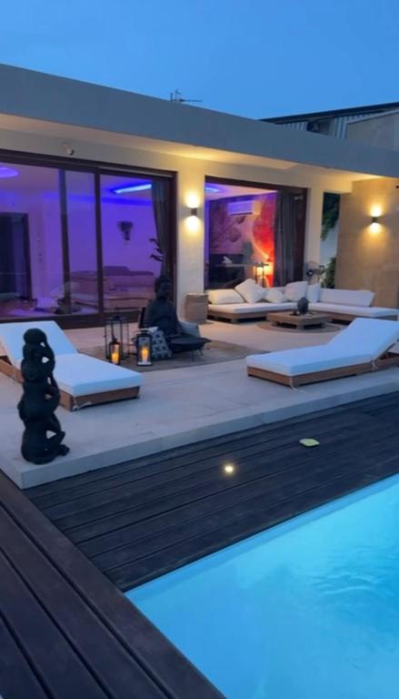 een zwembad met mensen die op ligstoelen zitten in een huis bij Villa Ormalute in Pozzuoli