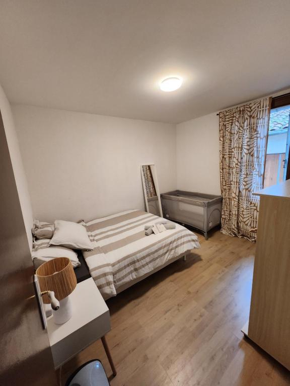 une petite chambre avec un lit et une fenêtre dans l'établissement Casa en el centro de BEAUCAIRE, à Beaucaire