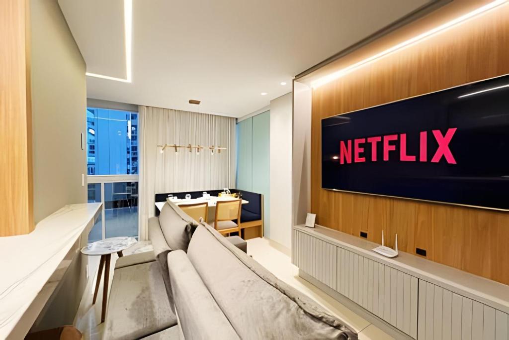 ein Wartezimmer mit einem Netflix-Schild an der Wand in der Unterkunft Itaparica Salinas Luxo in Insel Itaparica