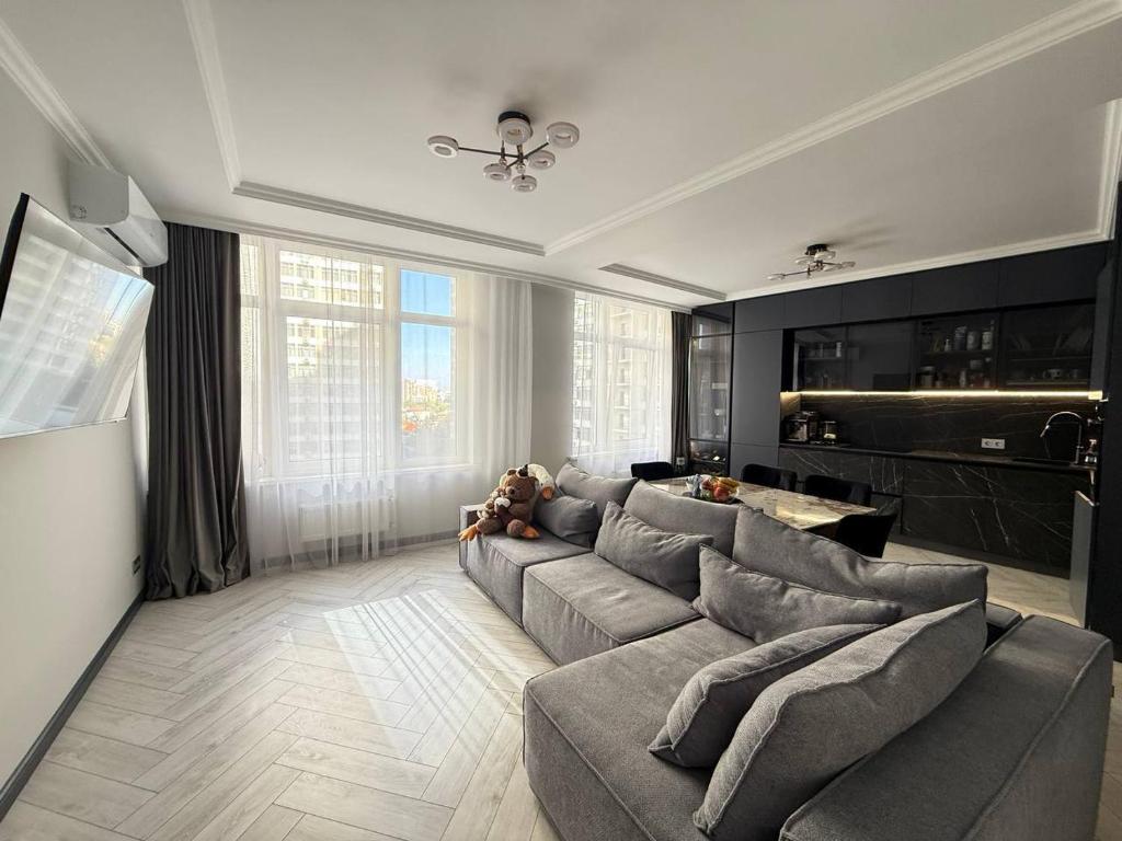een woonkamer met een bank en een tafel bij Kamanina Luxury Apartment in Odessa