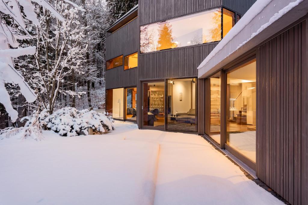 een huis in de winter met sneeuw op de grond bij Villa Jasna in Kranjska Gora