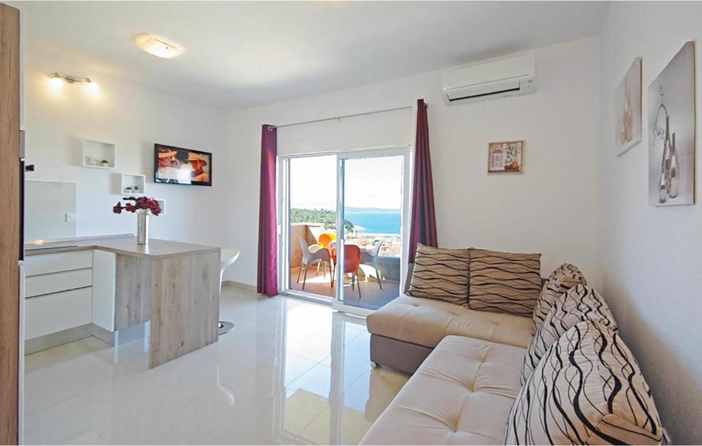 Lovely Apartment In Makarska With Lake View