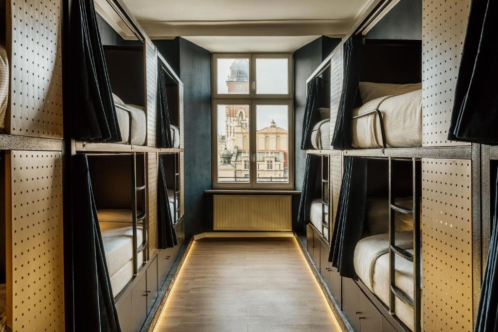 Ένα ή περισσότερα κρεβάτια σε δωμάτιο στο dreamfactory - Hostel Krakow
