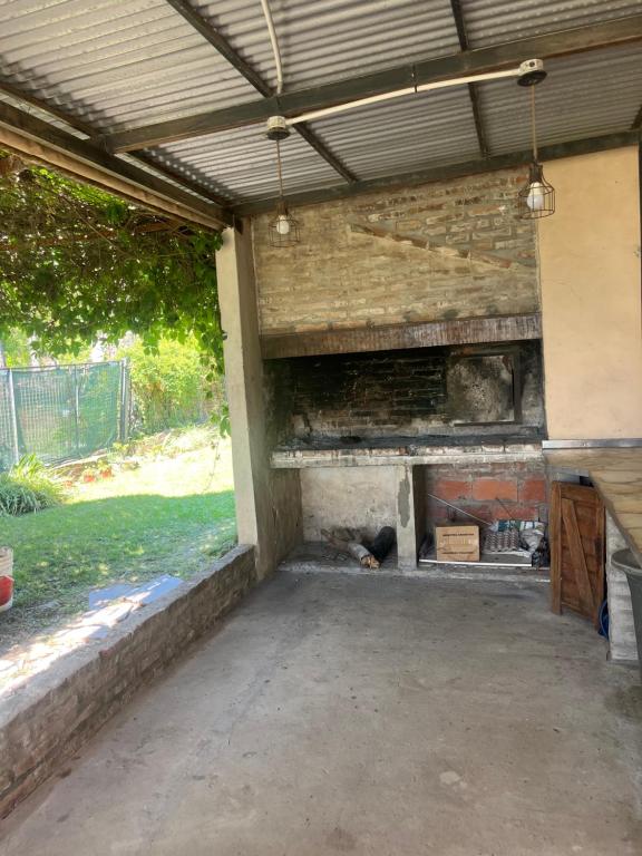 un patio esterno con camino in un edificio di Quinta Atardeceres a Aldea Brasilera