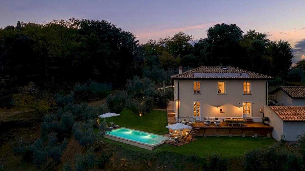 een luchtfoto van een huis met een zwembad bij VILLA FRANCESCA 10, Emma Villas in Volterra