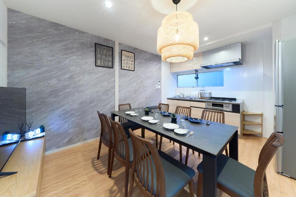 Kuchyň nebo kuchyňský kout v ubytování 2025年12月オープンセール 大阪駅まで一駅 フルリノベーション 長期割引有り 最大8人