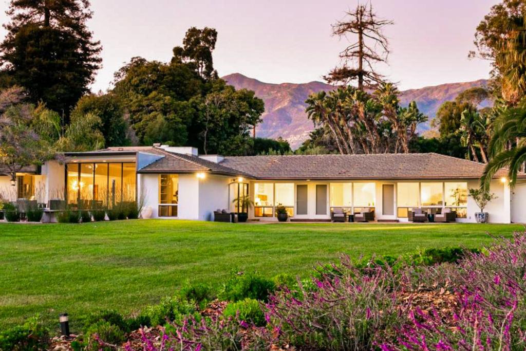 una casa con un prato e montagne sullo sfondo di Fernald Point Adventure a Montecito