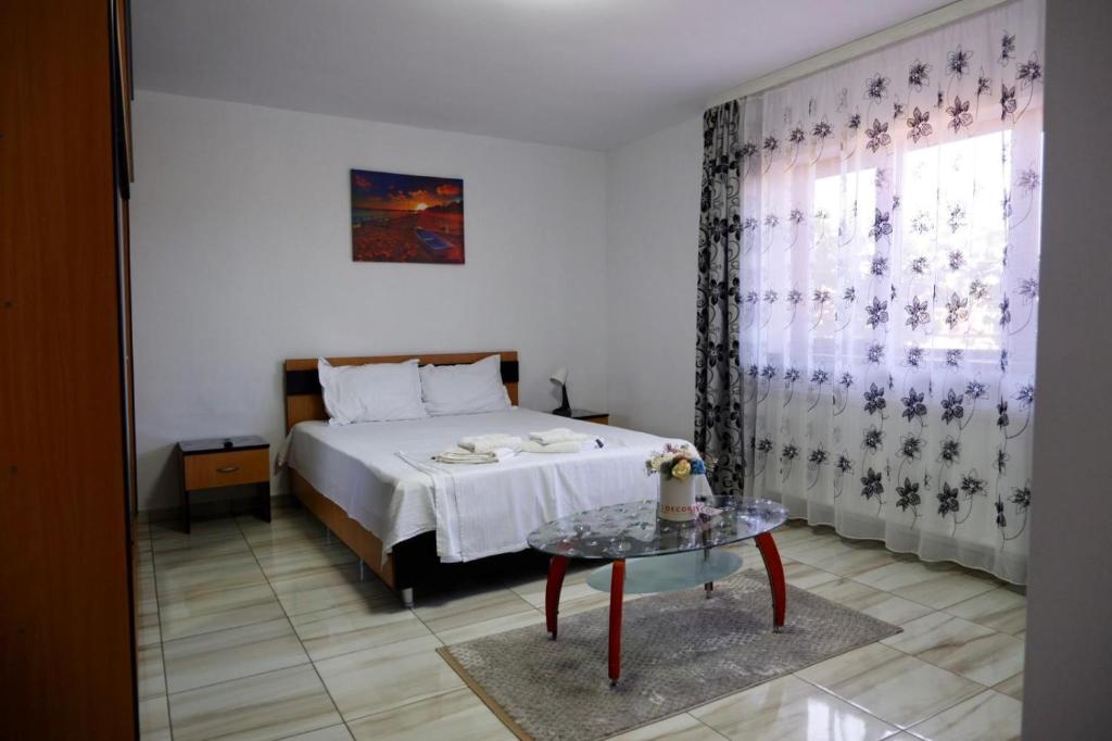 En eller flere senge i et værelse på CASA ROTARU