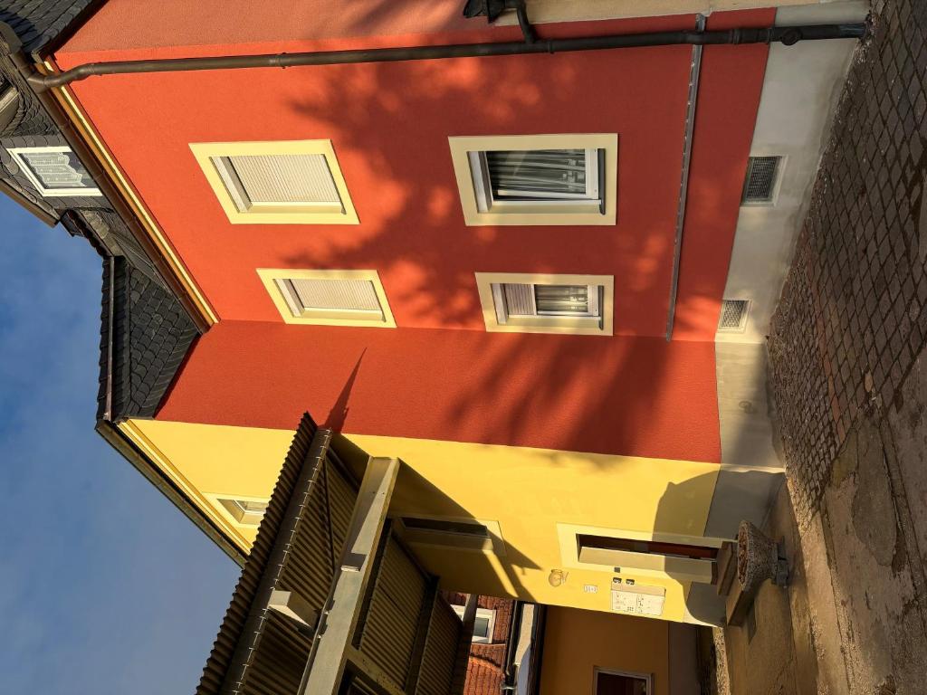 un edificio con un edificio rosso e giallo di Wohnung Weida 2 a Riesa