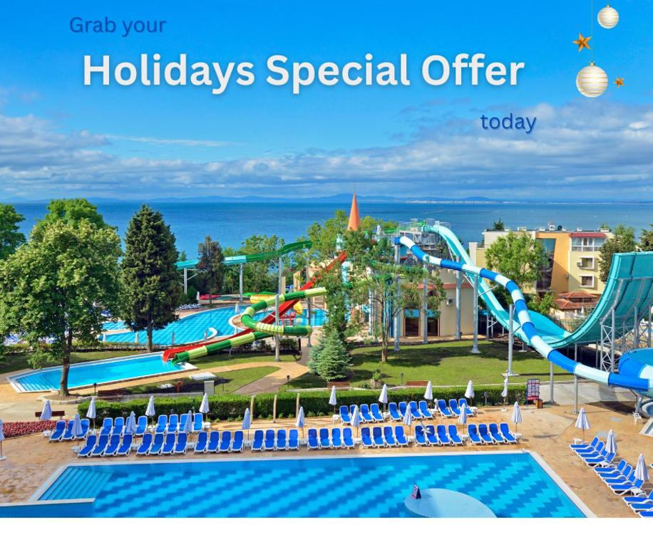 Una gran piscina con tobogán en un resort. en Sol Nessebar Mare All Inclusive, en Nesebar