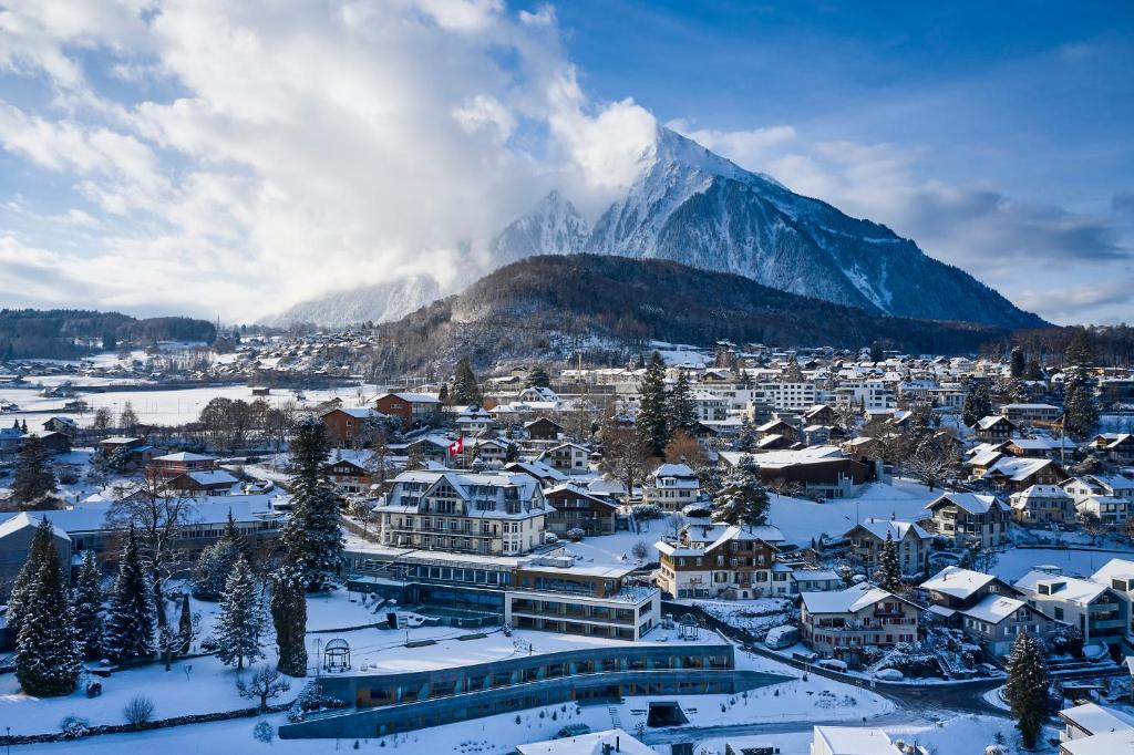 シュピーツにあるBelvédère Strandhotelの雪山を背景にした街