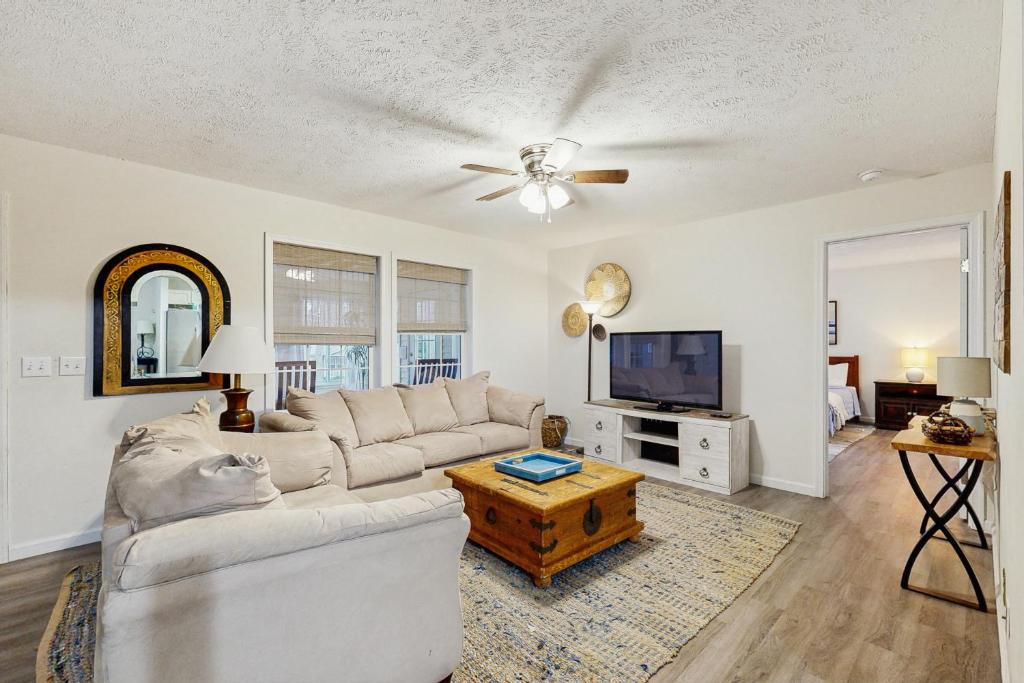 Μια τηλεόραση ή/και κέντρο ψυχαγωγίας στο Piney Glade - 18628 Sylvan Dr