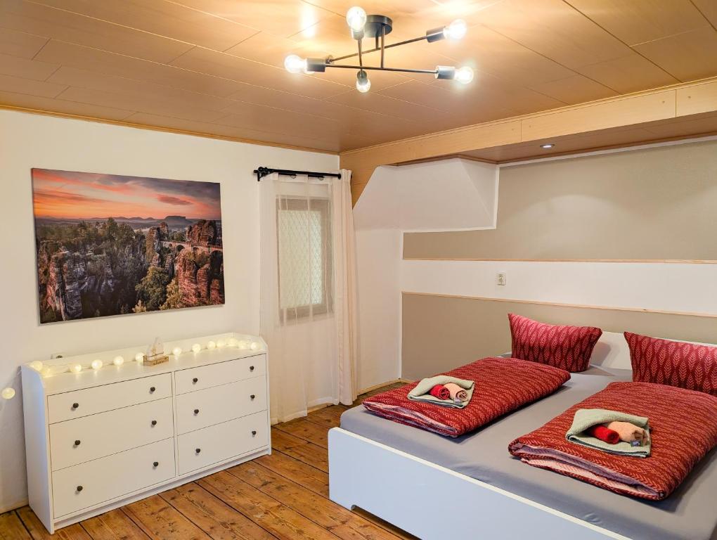 Postel nebo postele na pokoji v ubytování HW13-Urlaubsmagie - für bis zu 10P - Gemeinschaftsgarten mit Sauna & Pool