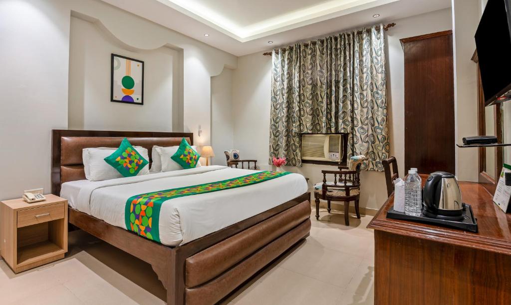 une chambre avec un grand lit dans une pièce dans l'établissement Treebo Paras International, à New Delhi
