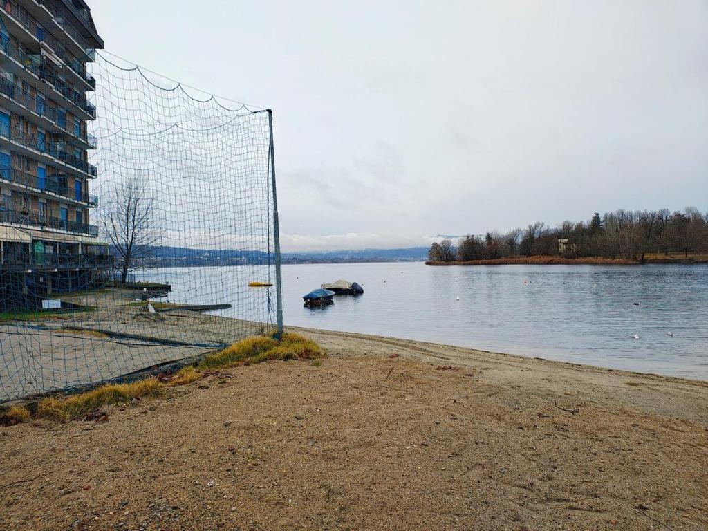 un filet de volley-ball devant une étendue d'eau dans l'établissement Casa Cicognola Between River and Lake Magic, à Castelletto sopra Ticino