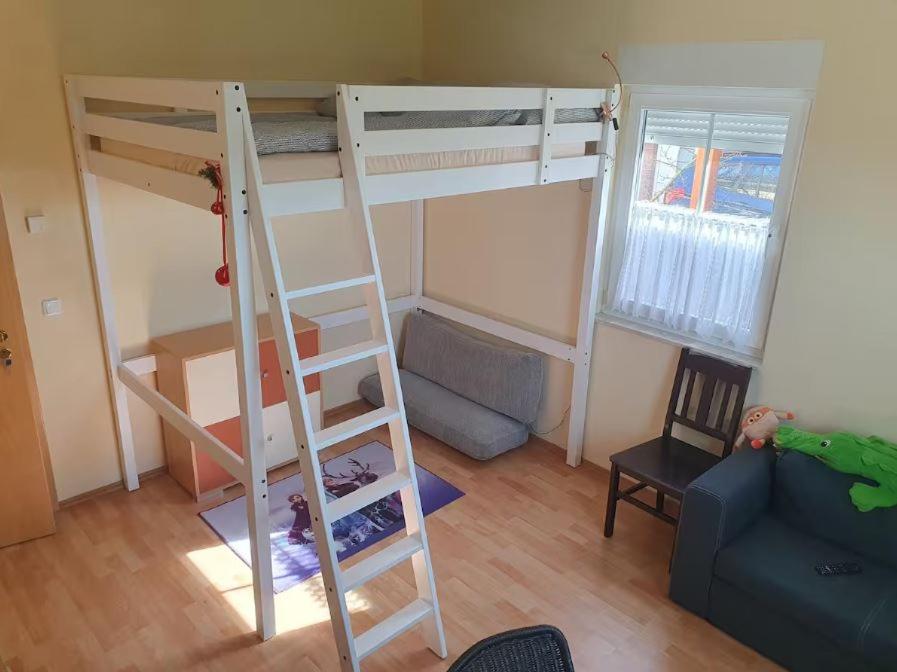 Letto a castello in camera con scala di Sonniges Zimmer im Einfamilienhaus a Niederdorla