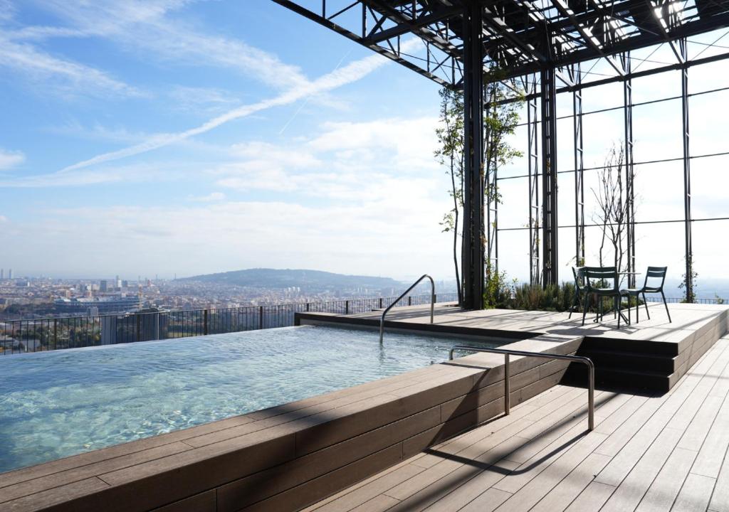 een zwembad op het dak van een gebouw bij aparto Diagonal Suites in Esplugues de Llobregat