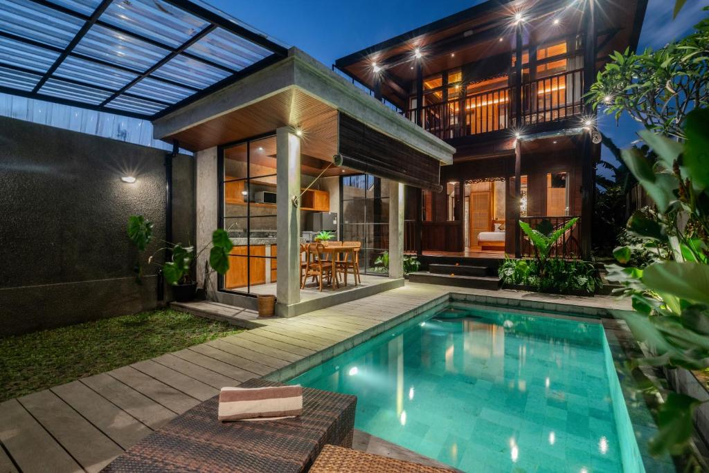 een huis met een zwembad ervoor bij Villa Taru Jagat in Saba