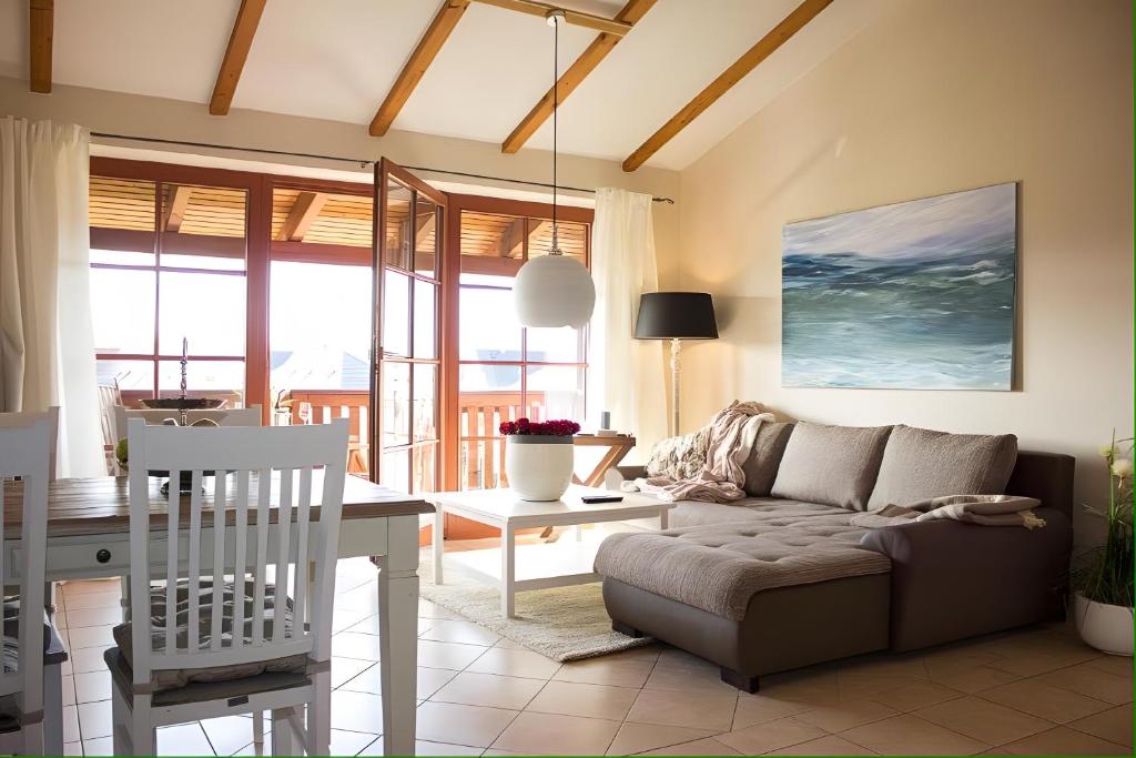 un salon avec un canapé et une table dans l'établissement Mühlenblick, à Brunshaupten