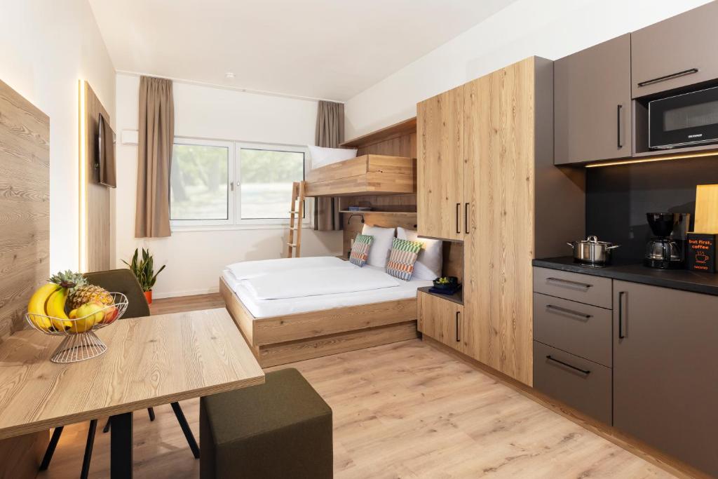 una piccola stanza con un letto e un tavolo di MOWO Limes a Denkendorf