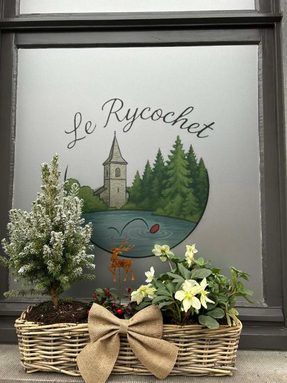 ein Bild von Blumen in Körben vor einem Gemälde in der Unterkunft Le Rycochet in Couvin