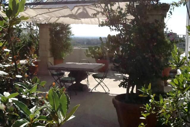 巴里的住宿－Casa Tridente，庭院配有桌椅和植物
