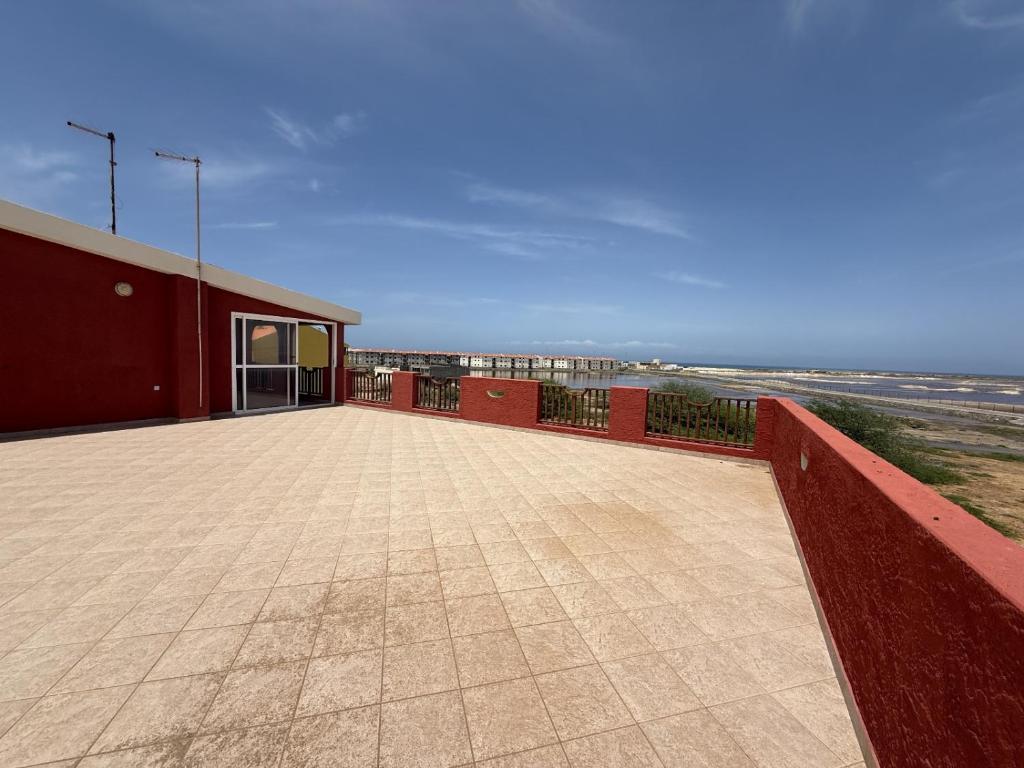a building with a balcony with a view of the ocean at A casa do Amor in Vila do Maio