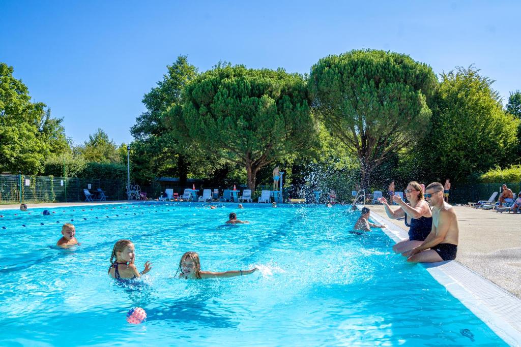 un groupe de personnes dans une piscine dans l'établissement Camping Capfun La Bretèche, aux Épesses