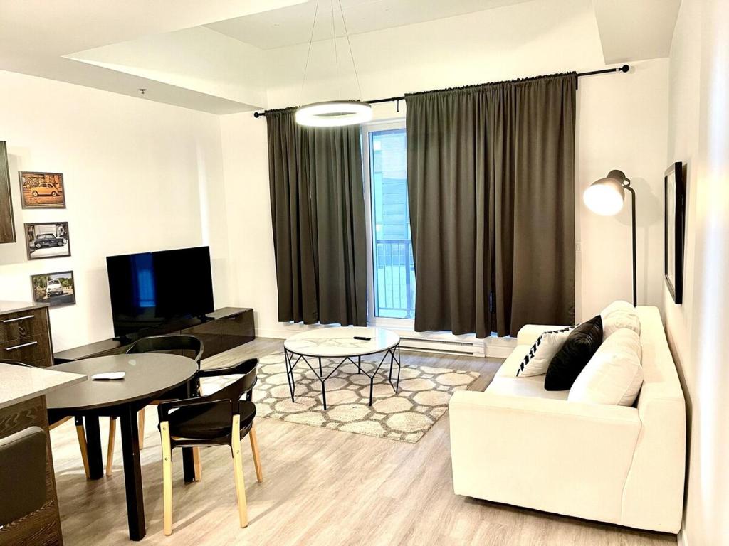 Et tv og/eller underholdning på Buchanan 305 - Luxe Loft and Gym