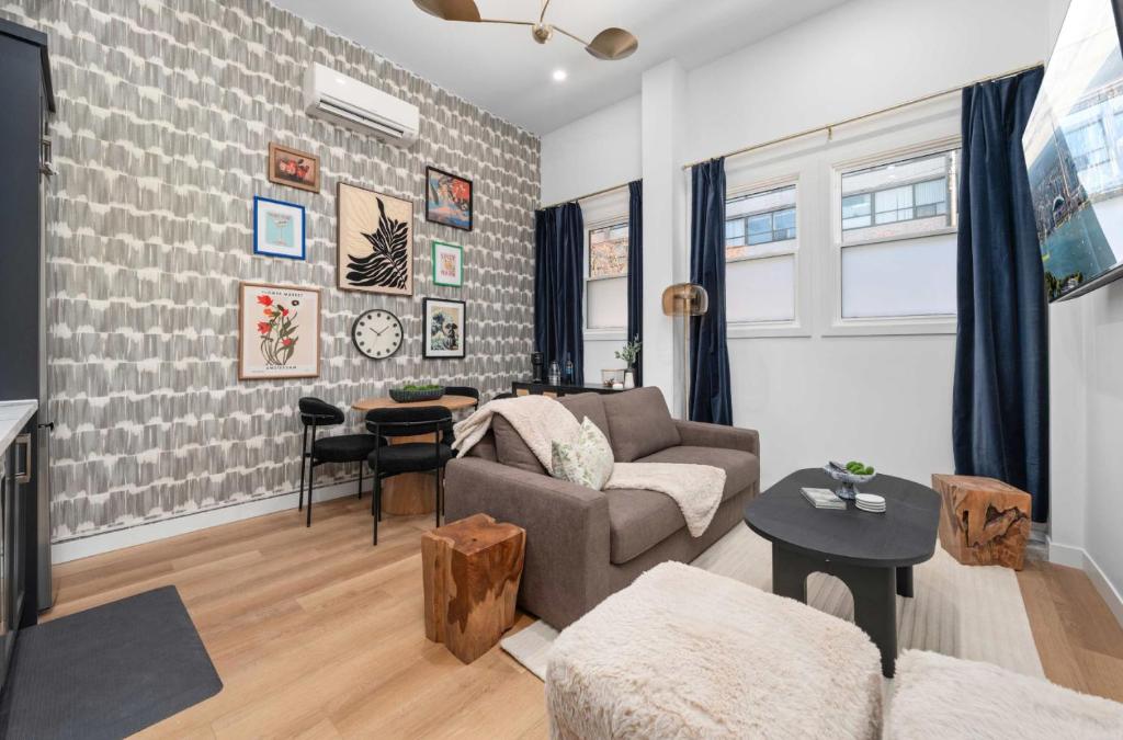 una sala de estar con un sofá y una mesa en Casa Hotels McCaul- Queen Suite w Netflix & AC, en Toronto