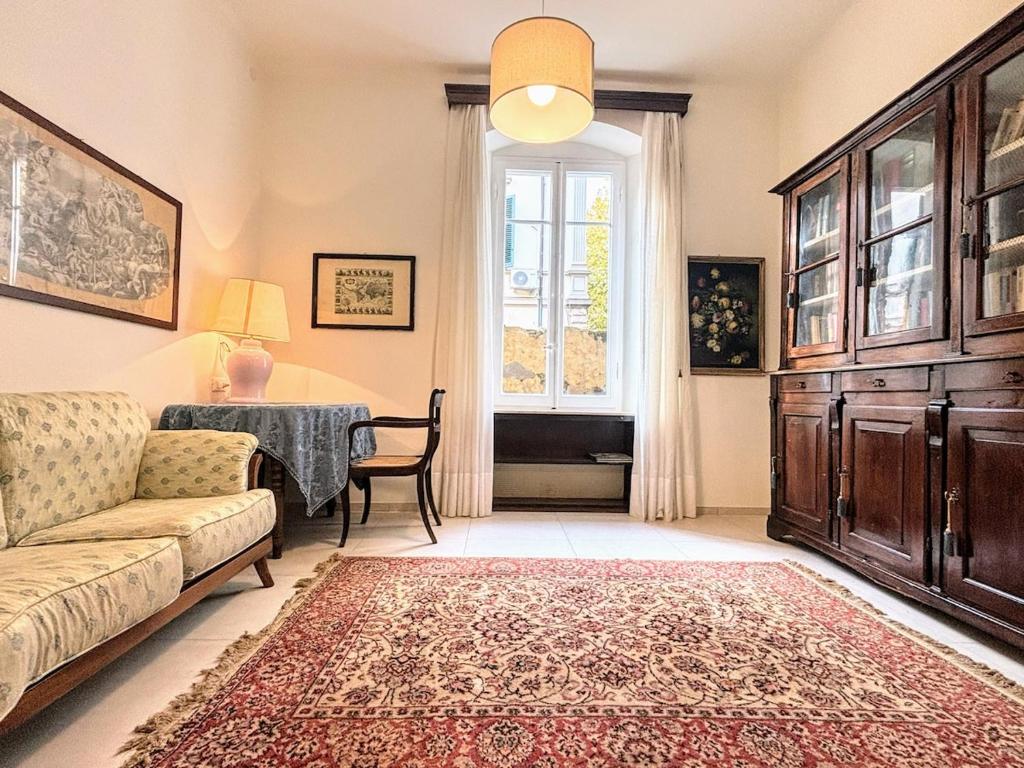 ein Wohnzimmer mit Sofa und Tisch in der Unterkunft Luxury Home Massa - Free Parking - City center in Massa