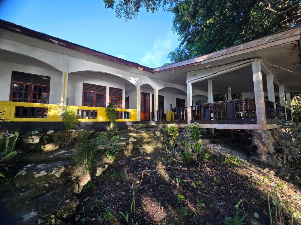 una grande casa bianca con portico di Amara Resort - Sunset Suite a Ohoililir