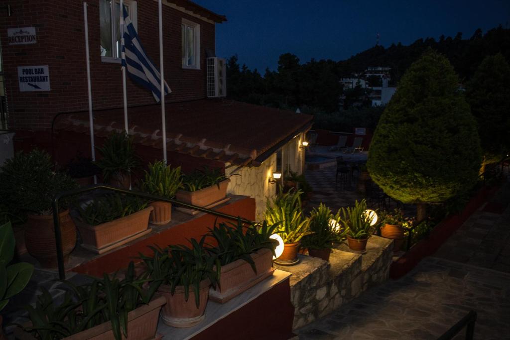 Vonkajšia záhrada v ubytovaní Hotel Ilios