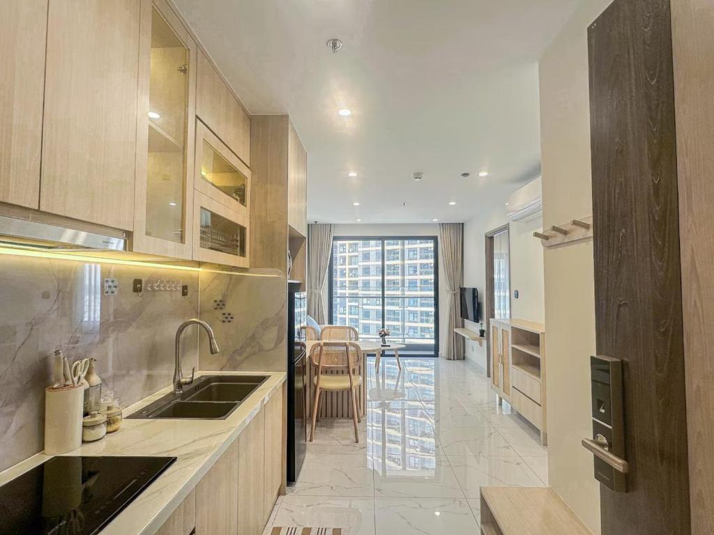 胡志明市Hera House l Vinhomes Grand Park的一个带水槽的厨房和一间餐厅