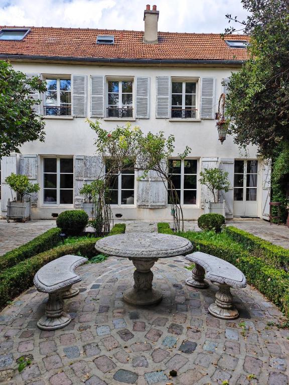 En have udenfor Villa Raspail