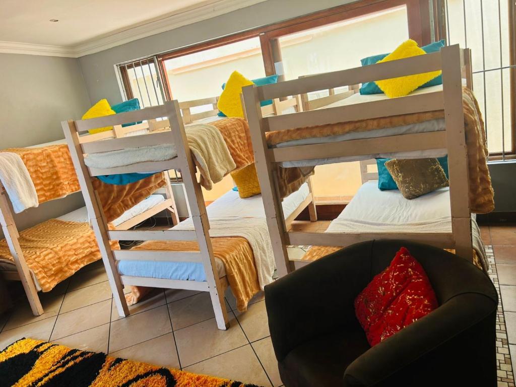 un soggiorno con letti a castello e divano di Alena's Cozy bunk beds a Durban