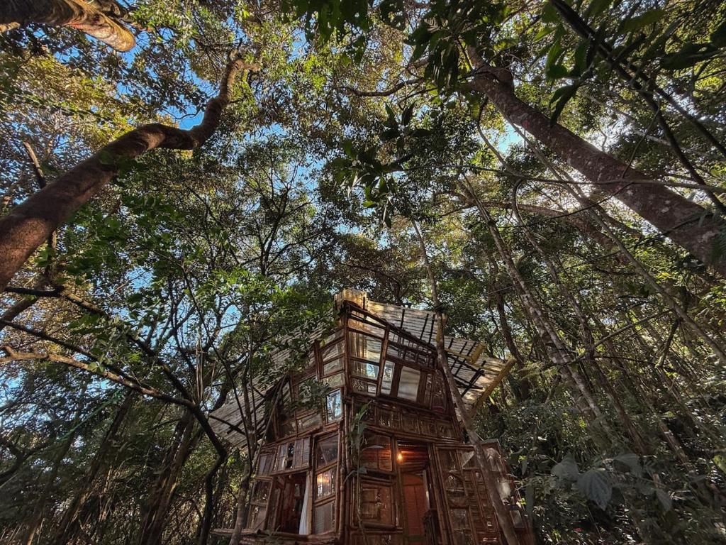 a tree house in the middle of the forest at Casa Bambu - 5 min do Centro - Experiência imersiva na floresta in Ouro Preto