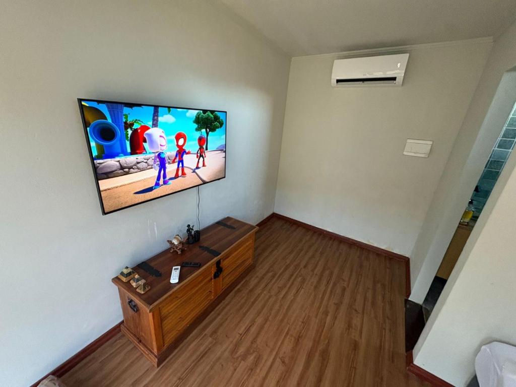 TV a/nebo společenská místnost v ubytování Espaço Trevo