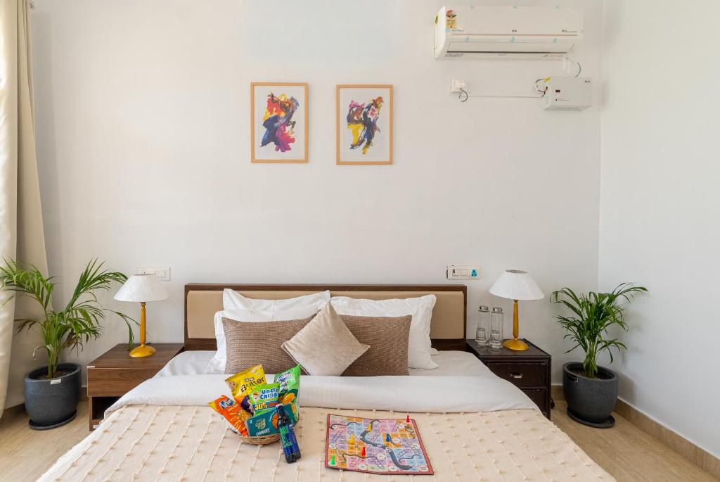 En eller flere senge i et værelse på Rahat by The StayCationer