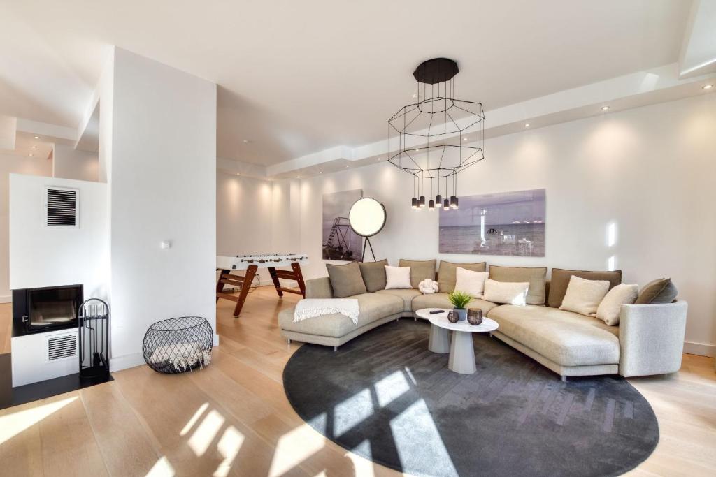 ein Wohnzimmer mit Sofa und Tisch in der Unterkunft Ferienwohnung Luxus Apartment MeerFreude Sellin in Ostseebad Sellin