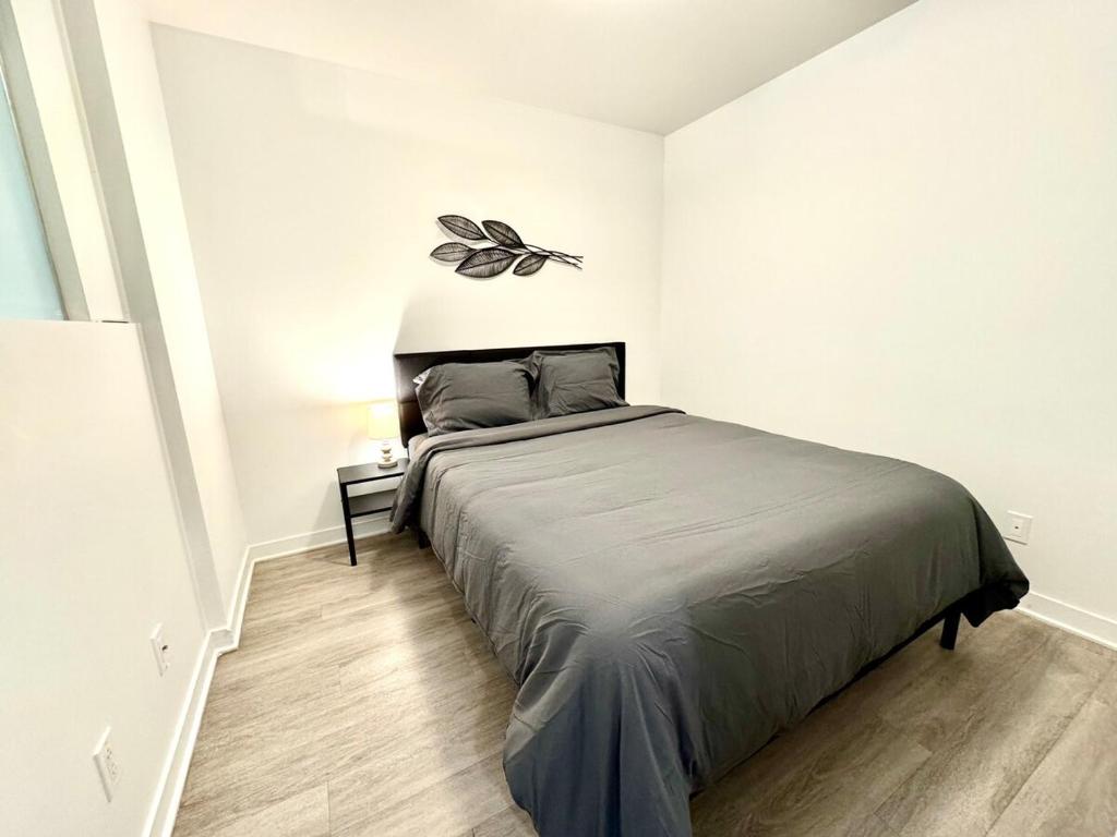 En eller flere senge i et værelse på Buchanan 605 - Midtown Luxe Loft and gym